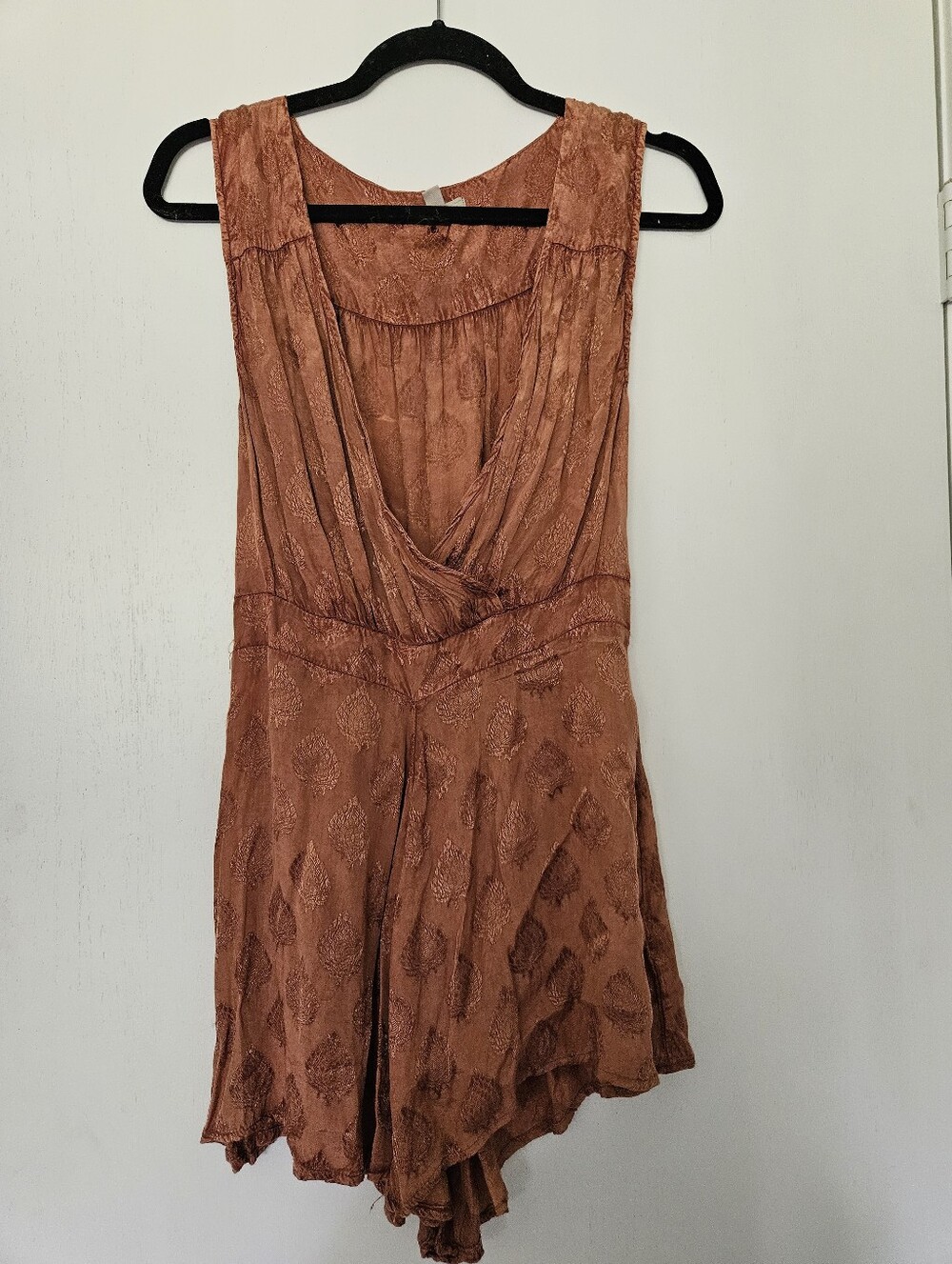 Ecote Urban Outfitters Jacquard Leaf Romper Size S Dusty Pink Sleeveless V-Neck